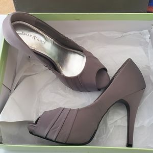 Kelly & Katie Grey Heels Size 8M